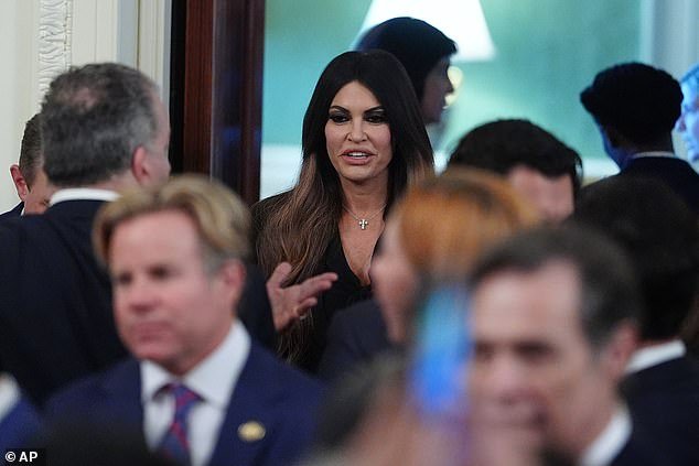 Trump halaga a su “reina griega” Kimberly Guilfoyle mientras regresa a la Casa Blanca después de una vergüenza
