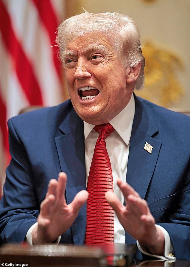 ‘Churchill los habría despedido a todos’: Donald Trump se burla brutalmente de los ‘portaaviones de juguete’ de la Royal Navy mientras Gran Bretaña se ve obligada a rogar a los alemanes por buques de guerra