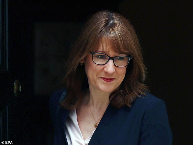 Rachel Reeves es “la VERDADERA usuaria del petróleo”, afirman los jefes de la compañía mientras los precios del combustible se disparan mientras la guerra continúa en Medio Oriente