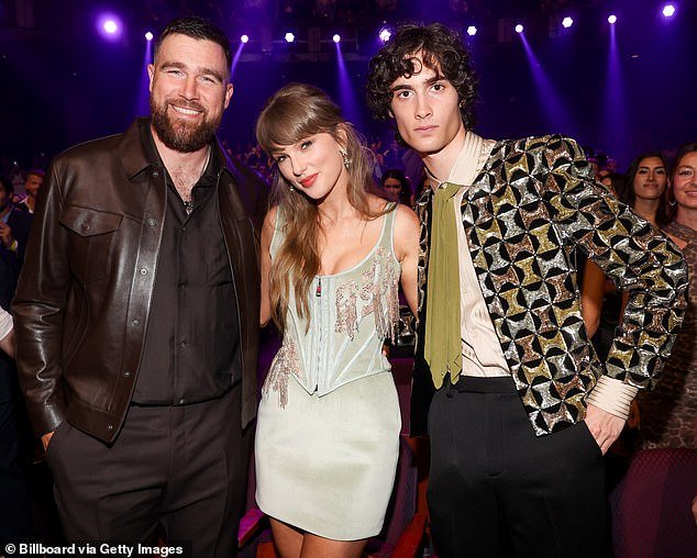 Travis Kelce fue captado cantando el éxito de Taylor Swift mientras la leyenda de la NFL acompañaba a su prometida en los iHeartRadio Music Awards.