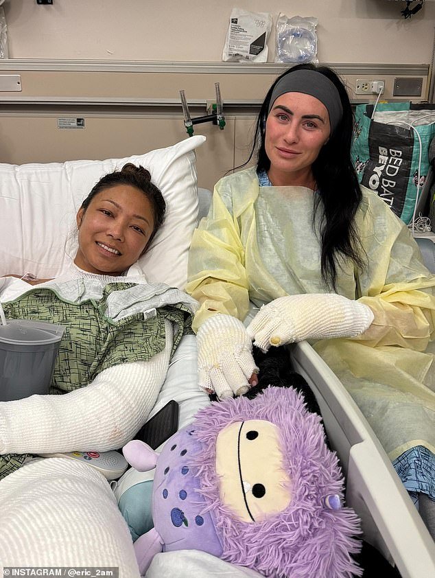 Surge una foto del hospital que muestra a la estrella del automovilismo “envuelta en llamas” mientras su esposo rompe a llorar al recordar el horrible accidente.