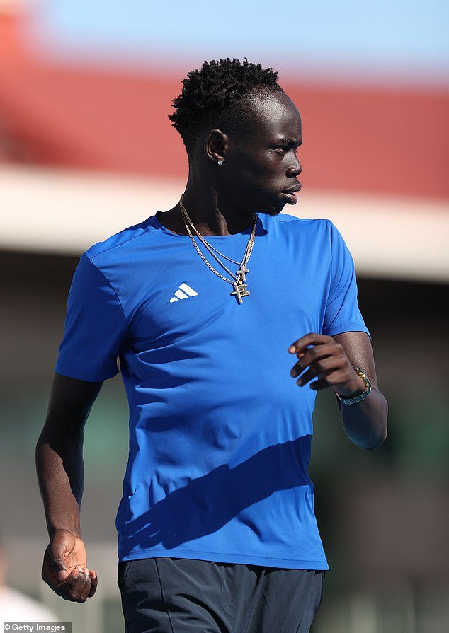 Gout Gout lanza una bomba F mientras anuncia el ENORME cambio de vida que lo prepara para batir más récords en la pista.