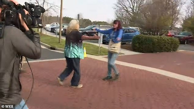 Madre de Carolina del Norte que desapareció hace 24 años se reúne entre lágrimas con su hija después de que la encontraron viva y bien