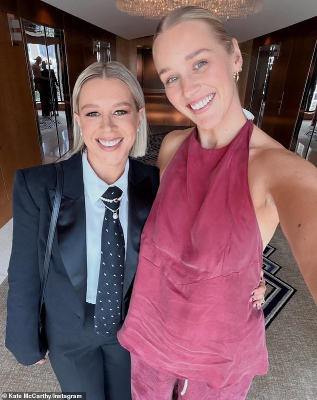 El comentarista de fútbol responde después de que un supuesto ‘fanático de la AFL’ la atacara con un insulto adulto no imprimible en un video vil