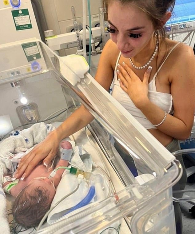 Posie, el bebé milagroso, nació después de que su madre cayera 90 pies y muriera desde una torre en Leeds. Ahora, la mujer a la que se le confió su crianza cuenta con desgarradores detalles lo que pasó después.