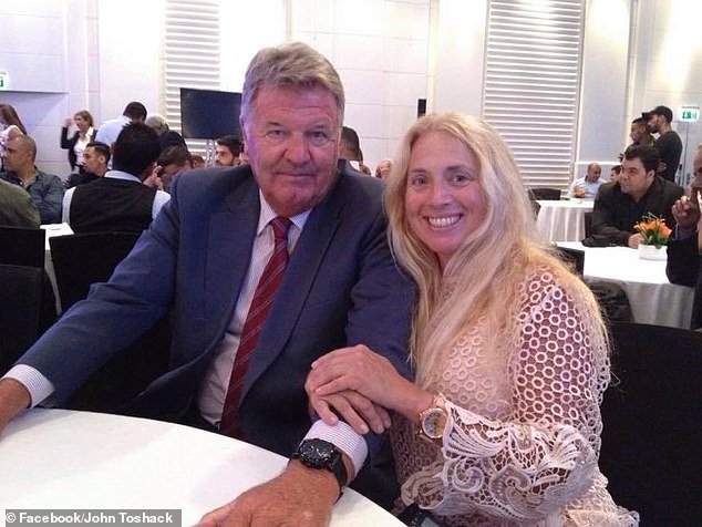 La familia de John Toshack discute sobre su diagnóstico: la leyenda de Liverpool y Gales y su esposa dicen que NO tiene demencia, pero su hijo insiste en que está luchando contra una “enfermedad terrible”.