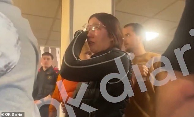 En ese momento, la mejor amiga es rechazada en la clínica de eutanasia española en un fallido intento de última hora por hacer cambiar de opinión a su excompañera y evitar que muera.