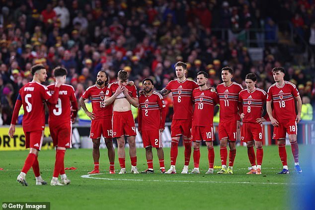 ¿Es este el juego más deprimente de todos los tiempos? Los perdedores de los play-offs se enfrentarán en amistosos la próxima semana después de que sus sueños mundialistas se desvanecieran.