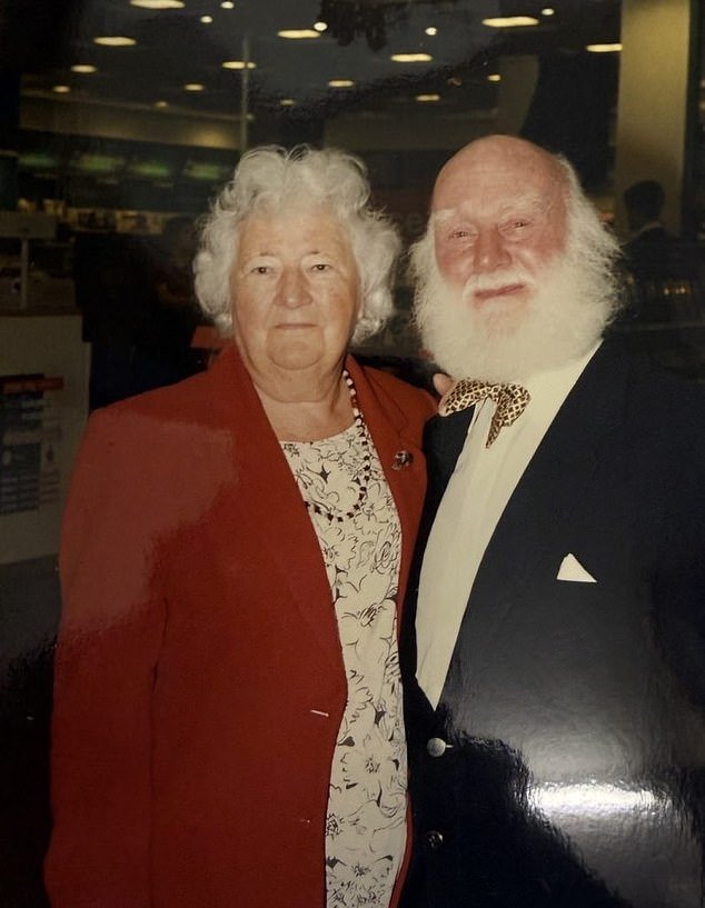 Tejones, tontos: las autoridades revelan quién dañó realmente la tumba de la estrella de ‘Only Fools and Horses’, Buster Merryfield, y su familia promete repararla
