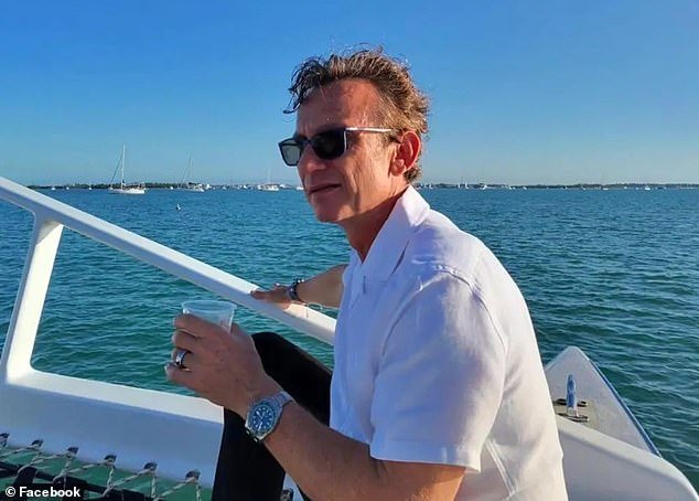 Un CEO millonario murió y su hijo de 14 años resultó gravemente herido en un accidente de barco en el que se dio a la fuga mientras disfrutaba de la Bahía Biscayne de Miami