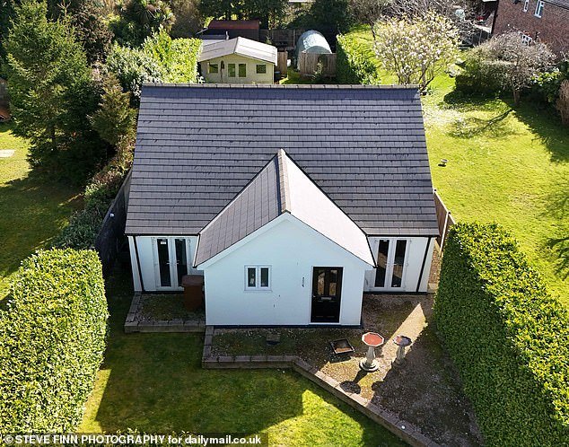 Una pareja se vio obligada a demoler una dependencia de £ 80.000 “construida a 10 metros fuera de la ubicación original”… a pesar de que el ayuntamiento les había dicho que la construyeran allí.