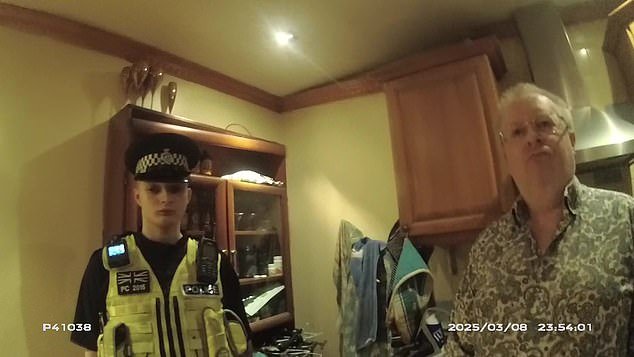 La policía demandó por arresto escolar por WhatsApp y envió a docenas de agentes a encerrar al jefe de TI en una celda por una publicación de blog en la que criticaba a altos funcionarios.