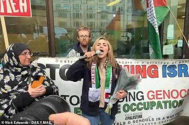 La doctora del Servicio Nacional de Salud acusada de apoyar a Hamás grita “comienza el juego” mientras se dirige a una multitud de simpatizantes fuera del tribunal después de ser puesta en libertad bajo fianza.