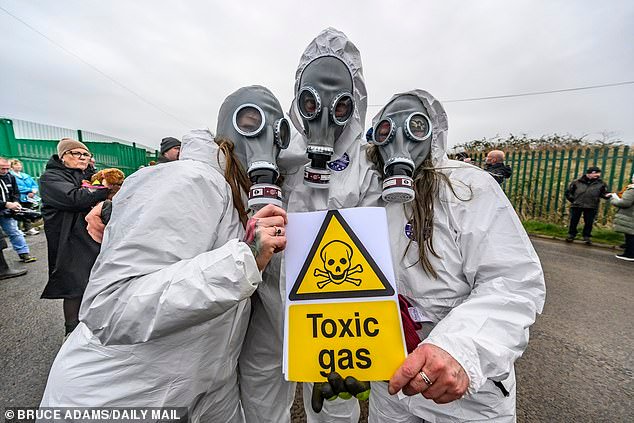 “¡Detén el olor! Los residentes se ponen máscaras antigás y trajes protectores mientras piden que se cierren las pajitas para proteger la salud de los niños después de una serie de “sangrados nasales y problemas respiratorios”.