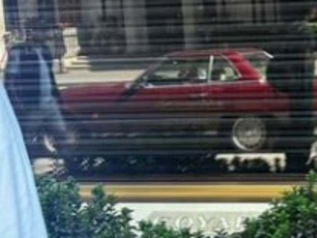 El conductor de un Bentley al que inmigrantes argelinos le robaron un reloj valorado en 65.000 libras capturó al autor ante la cámara segundos antes del robo.