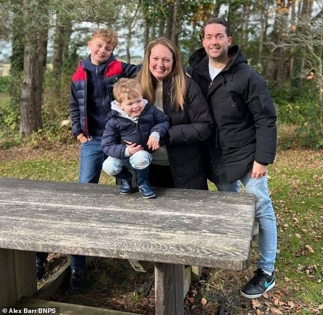 La madre cuyo bebé nació muerto después de que la enviaron a casa sangrando desde el hospital recibió £ 130 000 en daños y perjuicios.