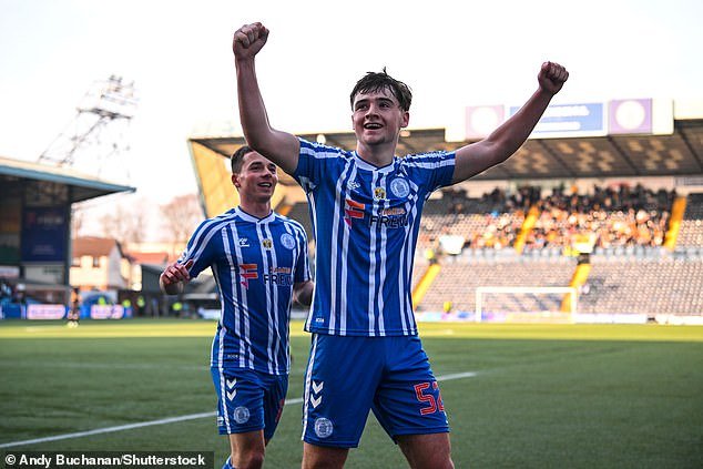 “Findlay ilumina una habitación cuando entra. Te vigoriza”. Tiene una energía nerviosa que es contagiosa… Por qué el aspirante escocés Findlay Curtis no se inmuta ante la posibilidad de jugar con la selección