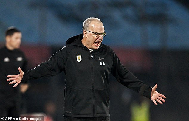Cómo la explosiva pelea entre Luis Suárez y Marcelo Bielsa sumió a Uruguay en crisis antes de su partido contra Inglaterra en Wembley