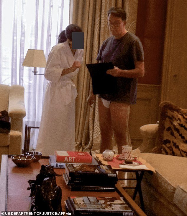 Epstein tomó una foto comprometedora de Peter Mandelson en calzoncillos, revela modelo ‘repugnante’