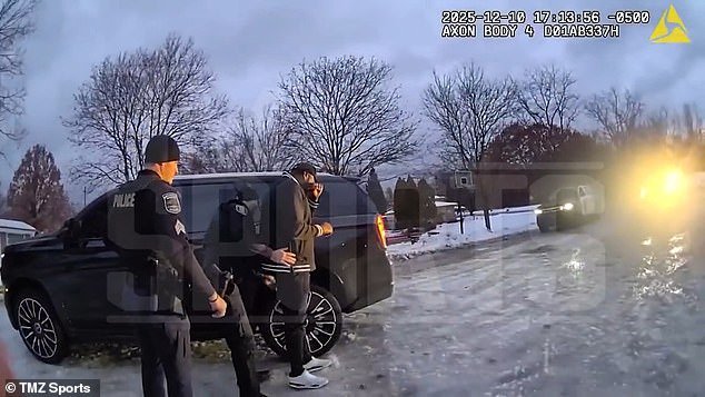 Imágenes de Bodycam muestran al ex entrenador de Michigan Sherrone Moore llorando mientras la policía lo esposa por irrumpir en la casa de su supuesta amante.