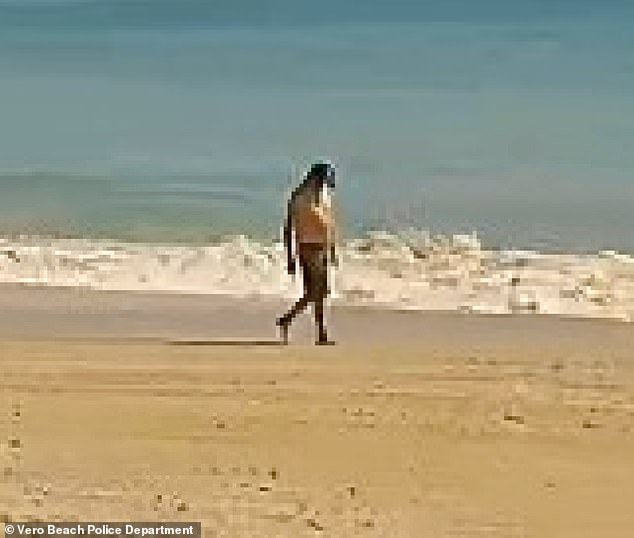EN LA FOTO: El marido ‘asesino’ abandonado camina por la playa de Florida horas después de ‘disparar’ a su esposa y a su amante en un ataque de celos… mientras la policía advierte que todavía está huyendo y que puede estar armado