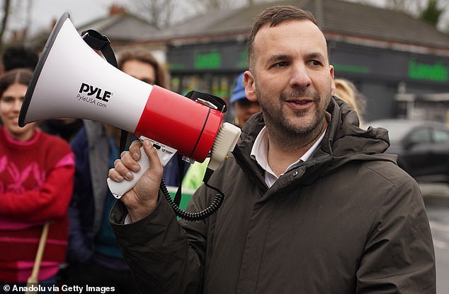 Zack Polanski se enfrenta a la rebelión de su PROPIA familia porque temen verse obligados a abandonar Gran Bretaña si el líder del Partido Verde se convierte en Primer Ministro.