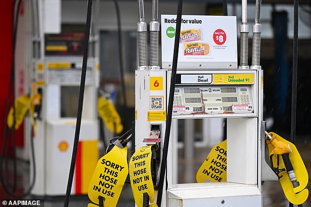 Los camioneros hartos exigen pagos en efectivo mientras la crisis del combustible alcanza un nuevo mínimo, mientras Anthony Albanese se prepara para anunciar drásticas medidas de emergencia.