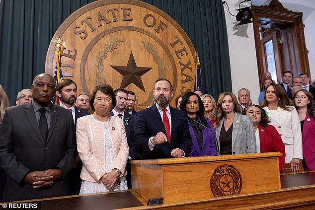 Los legisladores de Texas anuncian planes para apoderarse de parte de Nuevo México porque a los residentes rurales conservadores no les gustan los legisladores liberales en la capital del estado.