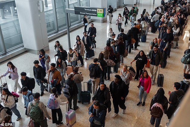 Se vislumbra el fin del caos de la TSA cuando Trump firma una orden ejecutiva para pagar a los trabajadores y hacer que los aeropuertos “vuelvan a funcionar en unos días”