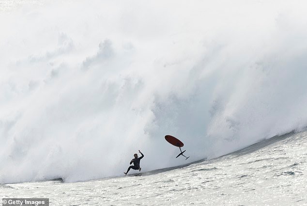 Se han cancelado hasta 50 vuelos nacionales en el aeropuerto de Sydney debido a un fenómeno meteorológico que ocurre una vez cada 50 años y que trae fuertes vientos, temperaturas gélidas y olas de 8 metros.