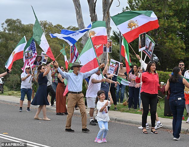 Los iraníes australianos critican una prohibición “racista” impuesta a miles de personas cuyas visas de visitante iraníes han sido bloqueadas.