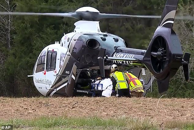 Dos estudiantes murieron y al menos siete resultaron heridos después de que un autobús escolar se estrellara durante una excursión en Tennessee