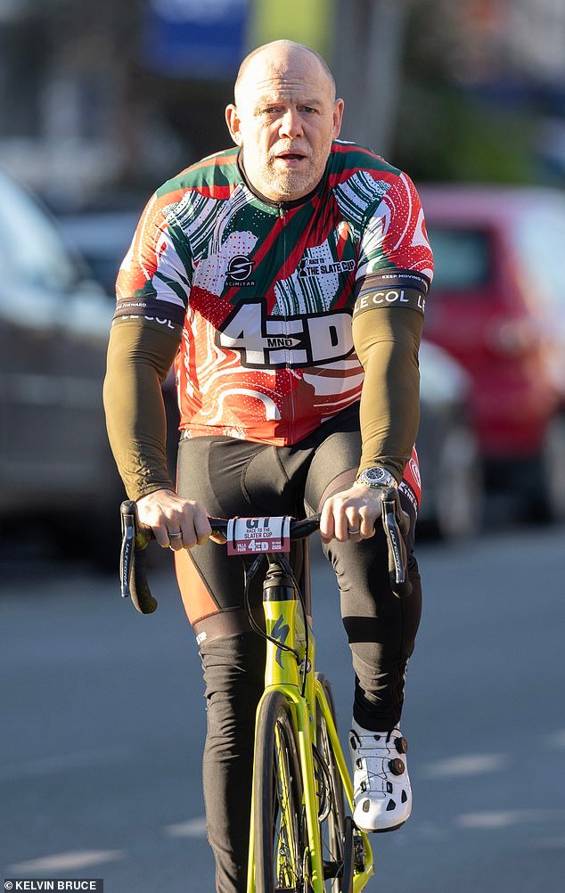 Mike Tindall y sus amigos se embarcan en un paseo benéfico en bicicleta de rugby en honor a la ex estrella Ed Slater, que tiene MND