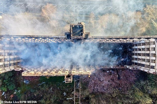 Un adolescente es arrestado por incendio provocado después de que se produjera un incendio en un edificio histórico protegido, con fotografías aéreas que muestran el techo destruido y seis pisos.
