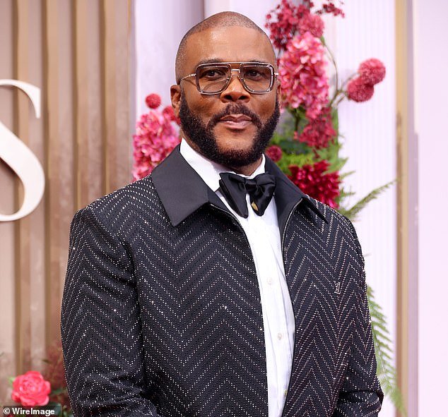 Tyler Perry entrega 250.000 dólares en tarjetas de regalo a trabajadores no remunerados de la TSA en el aeropuerto de Atlanta después de que su intento de dejar una propina fuera rechazado.