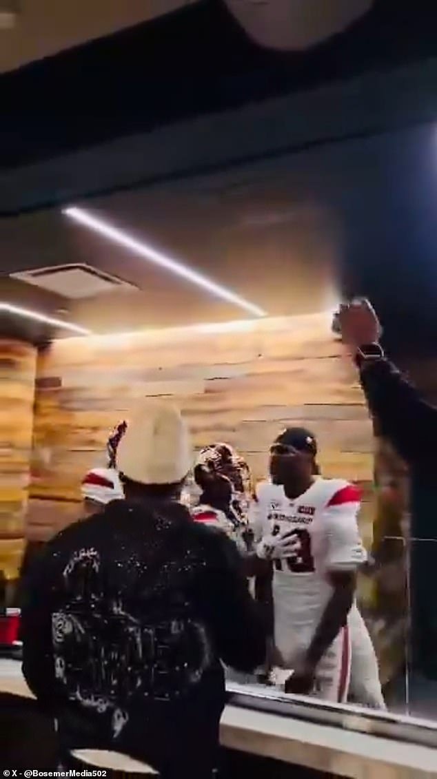 Momento impactante: el dos veces ganador del Super Bowl de los Chiefs le lanza una bebida al fanático en un arrebato de ira en el medio tiempo