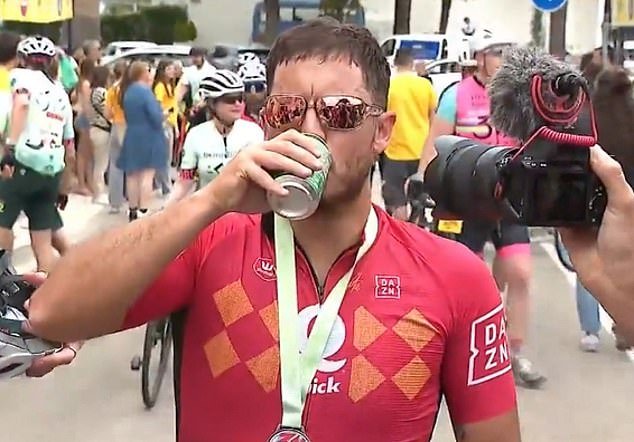 La ex estrella del Chelsea y del Real Madrid bebe una cerveza tras completar la gigantesca carrera ciclista de Mallorca, tres años después de retirarse a los 32 años.