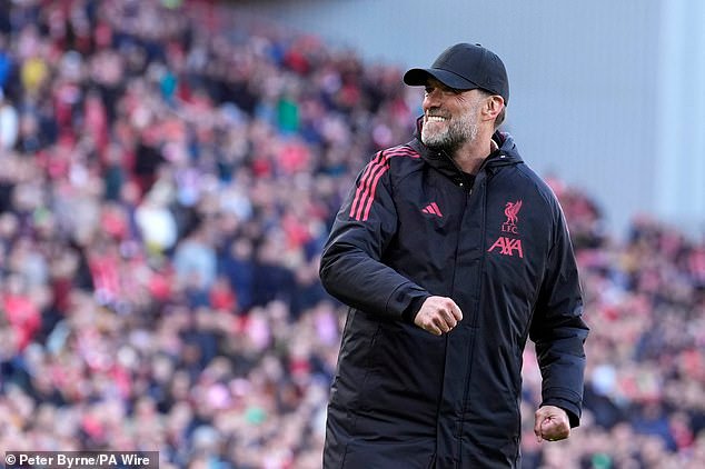 Jurgen Klopp trae de vuelta la icónica celebración del puñetazo en su regreso a Anfield, mientras que la leyenda del Liverpool está de regreso en el banquillo para el empate de las leyendas contra el Dortmund, mientras una estrella lucha por contener las lágrimas mientras rinde homenaje a Diogo Jota.