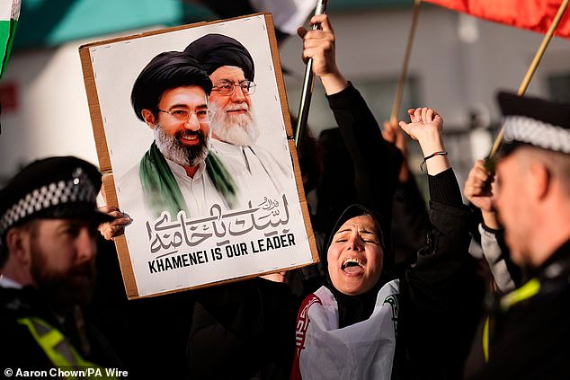 Los manifestantes se enfrentan mientras manifestantes proiraníes celebran un monumento al asesinado ayatolá Ali Jamenei en Londres.