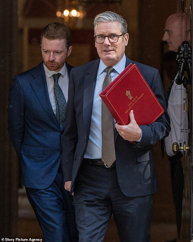 La empresa ‘secreta’ de Starmer Pal se embolsa £1 millón de los contribuyentes tras la venta de las Islas Chagos