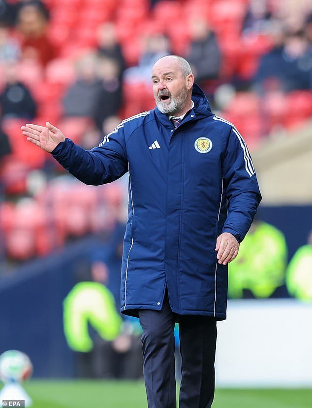 ‘DECEPCIONADO’: Clarke apunta al ejército de tartán después de que resuenan los abucheos tras la derrota ante Japón