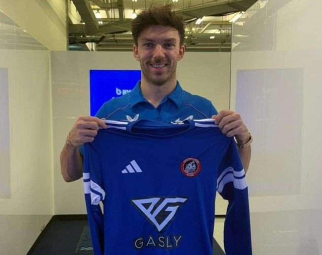 El equipo de fútbol de la liga dominical de Stratford-upon-Avon quedó atónito después de que la estrella de la Fórmula 1 los PATROCINÓ para la temporada; se reveló como una conexión sorpresa.