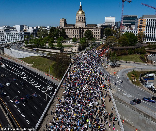 El caos estalla en las protestas contra los Reyes en todo Estados Unidos cuando los alborotadores arrojan piedras a los agentes, se utilizan gases lacrimógenos y turbas rivales se enfrentan frente a una de las propiedades más preciadas de Trump.