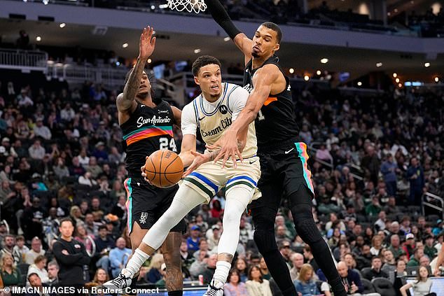 Milwaukee Bucks eliminados de la contienda por los playoffs de la NBA por primera vez en 10 años mientras continúa la serie de terror