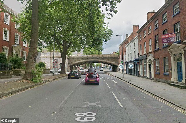 Un hombre es detenido después de que “varias personas” fueran atropelladas por un coche en el centro de la ciudad, dejando a algunos gravemente heridos