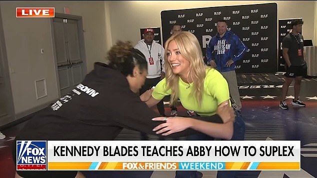 Momento impactante: Glamoroso reportero de Fox es golpeado físicamente en televisión en vivo, dejando atónitos a sus colegas