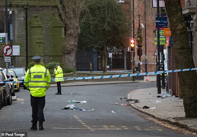 Siete personas heridas después de que un automóvil arrollara a una multitud en el centro de la ciudad de Derby: ciudadano indio, 30 años, arrestado bajo sospecha de intento de asesinato