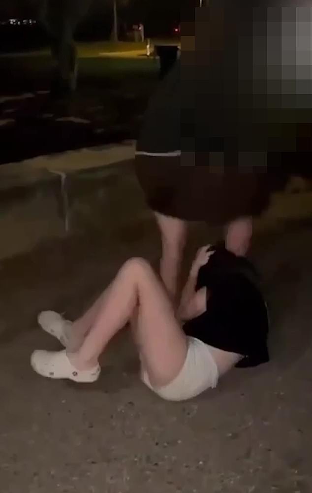 Momento repugnante: una niña de 14 años es golpeada y pisoteada por un matón en un ataque no provocado, todo mientras el enojado padre de la víctima lo dice