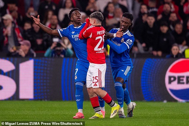 La leyenda del Chelsea, Jimmy Floyd Hasselbaink, da su veredicto sobre José Mourinho después del revuelo de Vinicius Jr… y le dice a las estrellas de los Blues cómo pueden guiar a Liam Rosenior hacia el éxito.