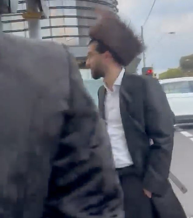 Impactantes escenas de mujeres arrojando huevos a peatones en un coche “robado” y siendo filmadas gritando insultos antisemitas a un grupo de hombres judíos